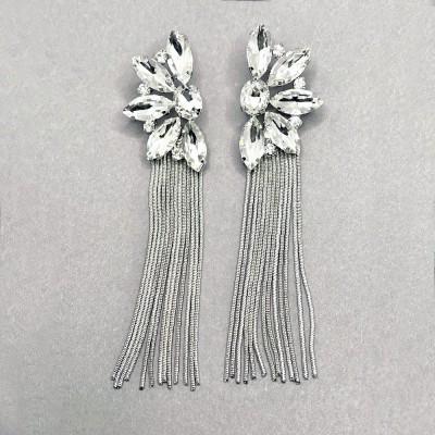 Orecchini con strass e catene pendenti in argento