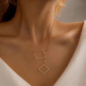 Minimalist golden necklace with 2 squares mode