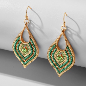 Goldene und smaragdfarbene indische Ohrringe 1