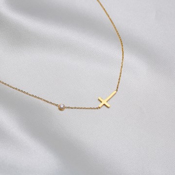 Goldene Halskette mit Kreuz und Zirkon 1