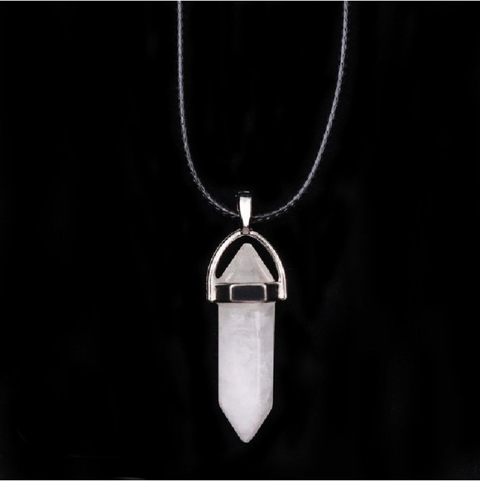 Collier amulette quartz blanc