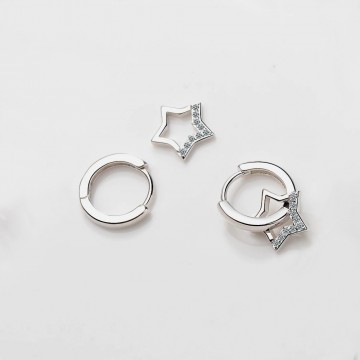 Piccoli orecchini a cerchio con stella in zirconi d'argento