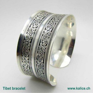Tibet bracelet
Beautiful high quality cuff bracelet of Tibetan inspiration in antique silver color.